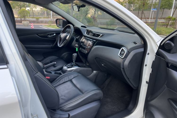 日产 逍客 2016款 2.0L CVT精英版中控内饰7008