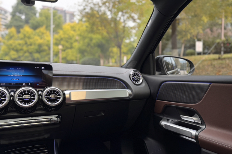 奔驰GLB 2023款 GLB 220 动感型中控内饰7008