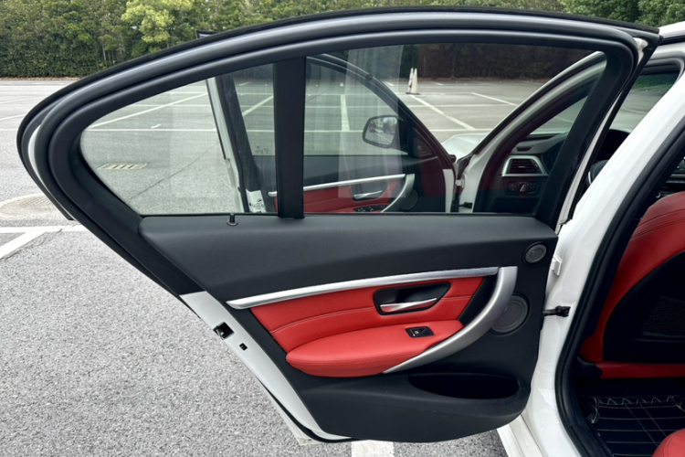 宝马3系 2019款 320i M运动曜夜版局部细节9004