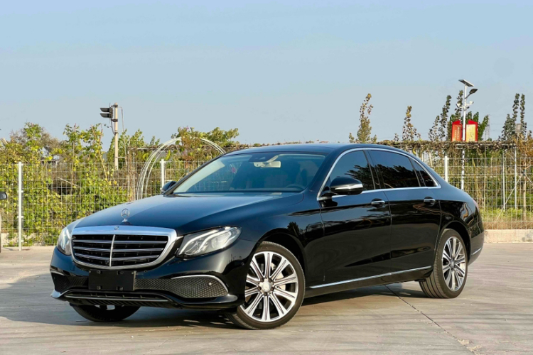 奔驰E级 2016款 E 300 L 豪华型车身外观1