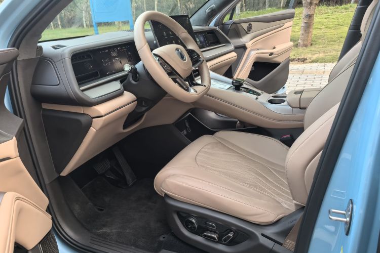 腾势N7 2025款 630 四驱智驾双激光旗舰版中控内饰7001