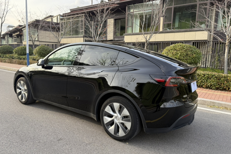 特斯拉 Model Y 2022款 后轮驱动版车身外观6004