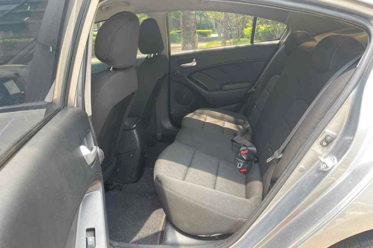 起亚K3 2015款 1.6L 手动GL中控内饰7002