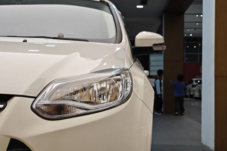 福特 福克斯 2015款 两厢 1.6L 自动风尚型车身外观6004