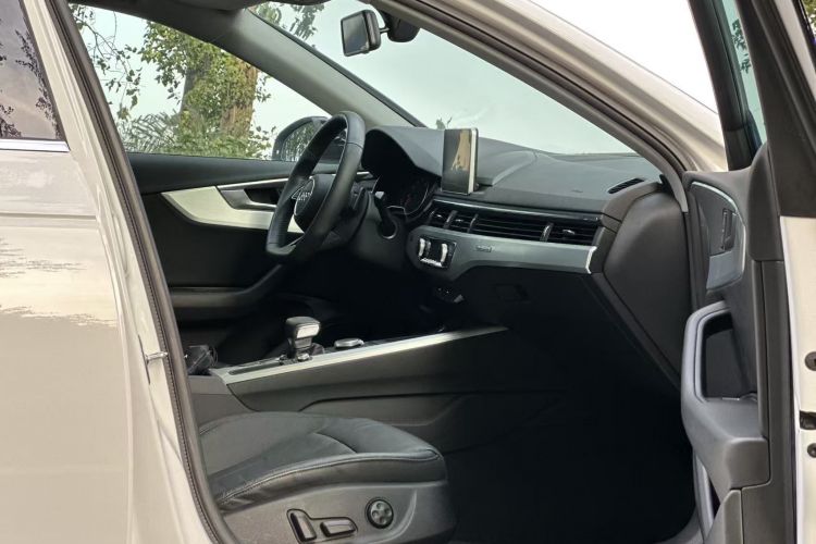 奥迪A4L 2018款 30周年年型 45 TFSI quattro 个性运动版中控内饰7009