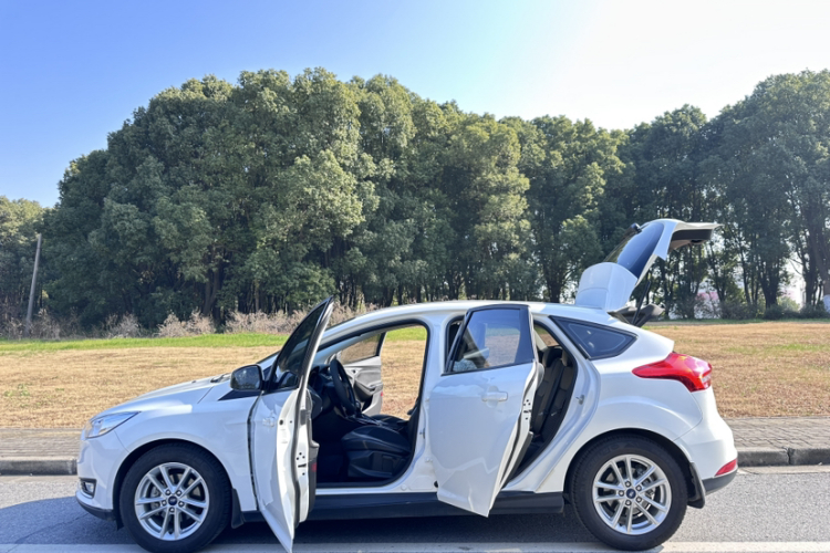 福特 福克斯 2015款 两厢 1.6L 自动风尚型车身外观6003