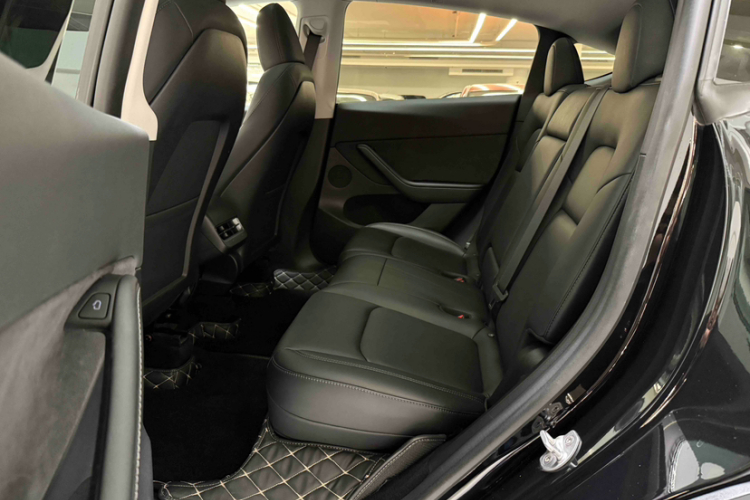 特斯拉 Model Y 2022款 改款 后轮驱动版中控内饰7010