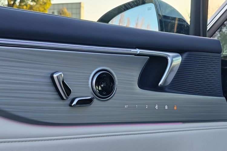 别克GL8新能源 2026款 陆尊 奢享版中控内饰7014