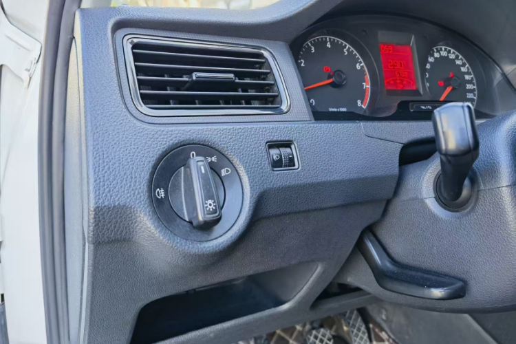 大众 桑塔纳 2015款 1.6L 手动风尚版中控内饰7009