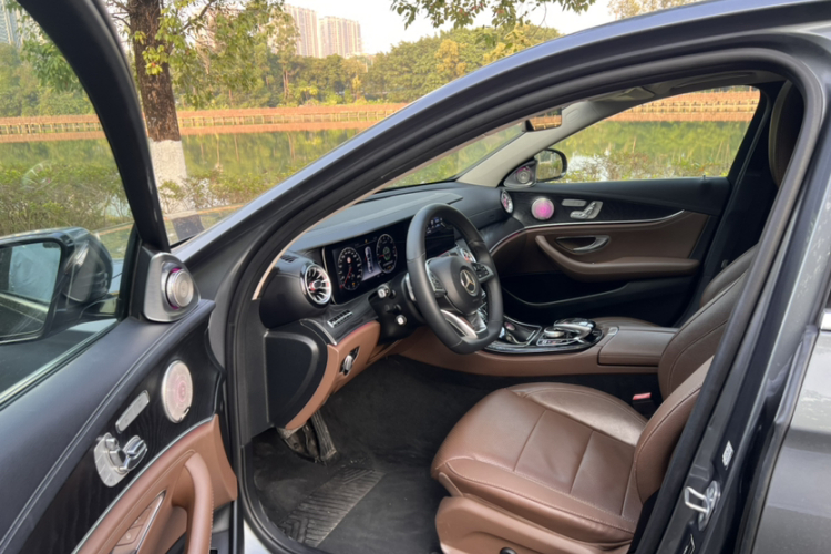 奔驰E级 2016款 E 300 L 运动豪华型局部细节19