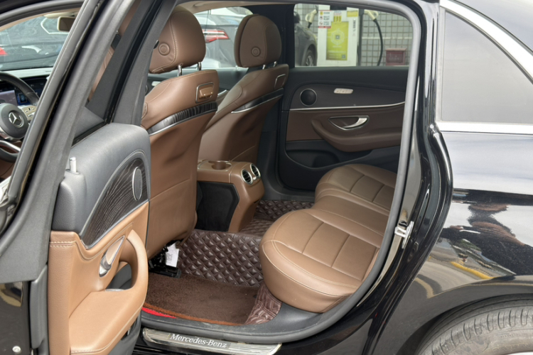 奔驰E级 2020款 改款 E 300 L 运动时尚型中控内饰7003