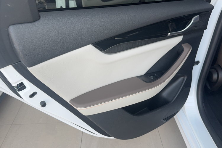 比亚迪 秦PLUS 2024款 荣耀版 DM-i 55KM领先型局部细节9003