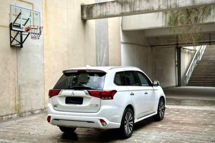 三菱 欧蓝德 2021款 2.4L 四驱致享版 7座车身外观6004