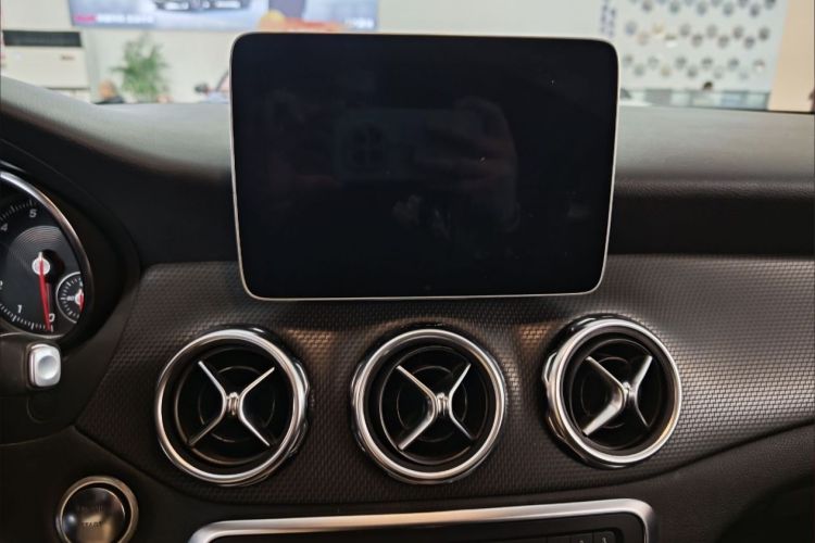 奔驰GLA 2019款 GLA 200 动感型中控内饰7005