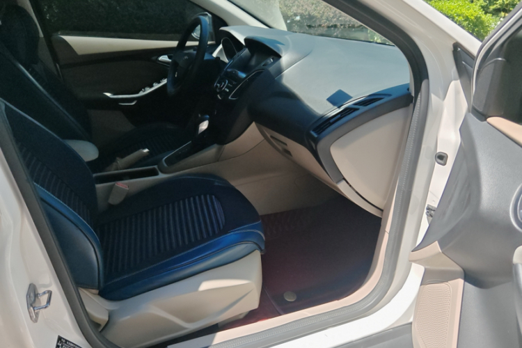 福特 福克斯 2018款 三厢经典 1.6L 自动舒适型智行版局部细节9002