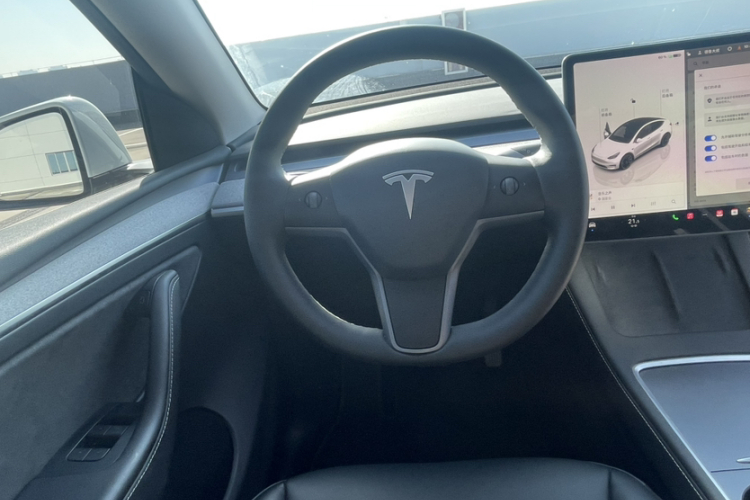 特斯拉 Model Y 2023款 长续航全轮驱动版中控内饰7002