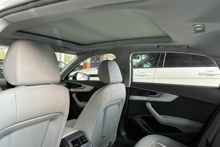 奥迪A4L 2018款 30周年年型 45 TFSI quattro 个性运动版中控内饰7008