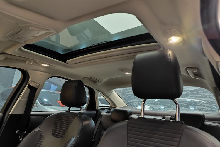 福特 福克斯 2017款 三厢 1.6L 自动风尚型智行版中控内饰7010