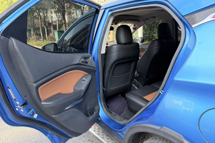 比亚迪 元 2016款 1.5L 手动尊贵型中控内饰7003