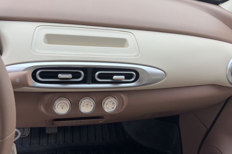 五菱汽车 宏光MINIEV 2025款 四门版 进阶款中控内饰7002