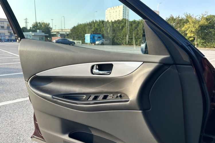 英菲尼迪QX50 2015款 2.5L 舒适版局部细节16