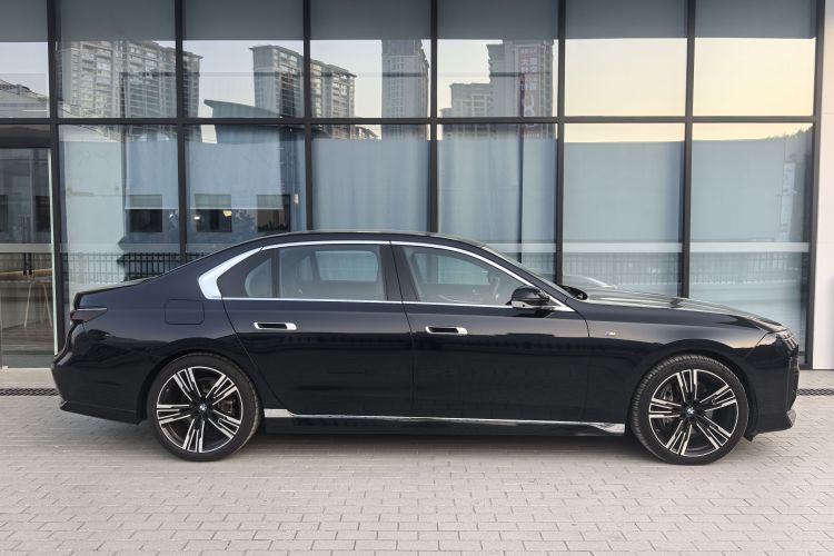 宝马7系 2023款 740Li 领先型 M运动套装车身外观6004