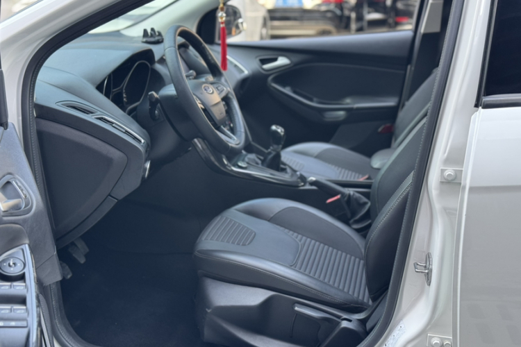 福特 福克斯 2017款 三厢 1.6L 手动风尚型智行版局部细节19