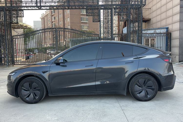 特斯拉 Model Y 2025款 后轮驱动 首发版车身外观6006