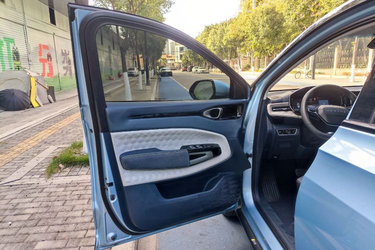 宝骏RM-5 2019款 1.5T CVT 24小时在线尊贵型 6座局部细节9003