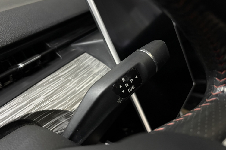 哪吒汽车 哪吒V 2022款 潮 300 Lite 磷酸铁锂中控内饰7007