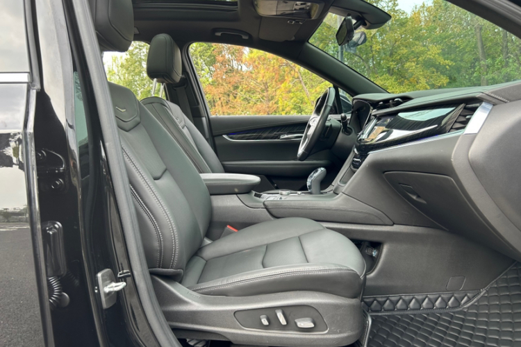 凯迪拉克XT6 2022款 2.0T 六座四驱豪华120周年限量版中控内饰7011