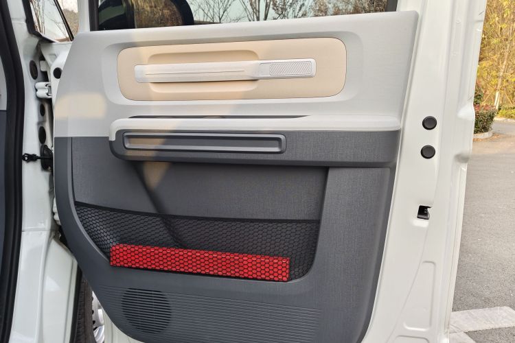 上汽大通MAXUS 大拿V1 2024款 V1 短轴低顶 多功能版（51kWh）局部细节9004