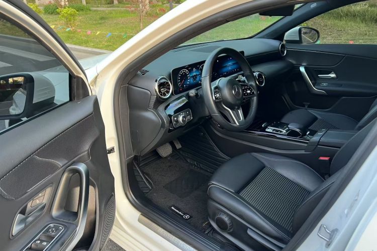 奔驰A级(进口) 2019款 A 200 动感型中控内饰7001