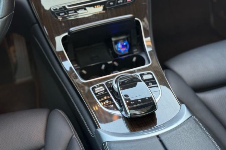 奔驰GLC 2019款 改款 GLC 260 L 4MATIC 豪华型中控内饰7008