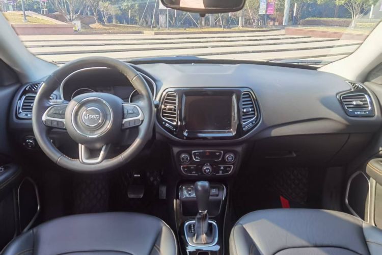 Jeep 指南者 2020款 220T 自动精英版中控内饰7004