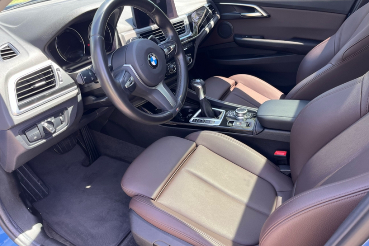 宝马1系 2019款 120i 领先型M运动套装中控内饰7002