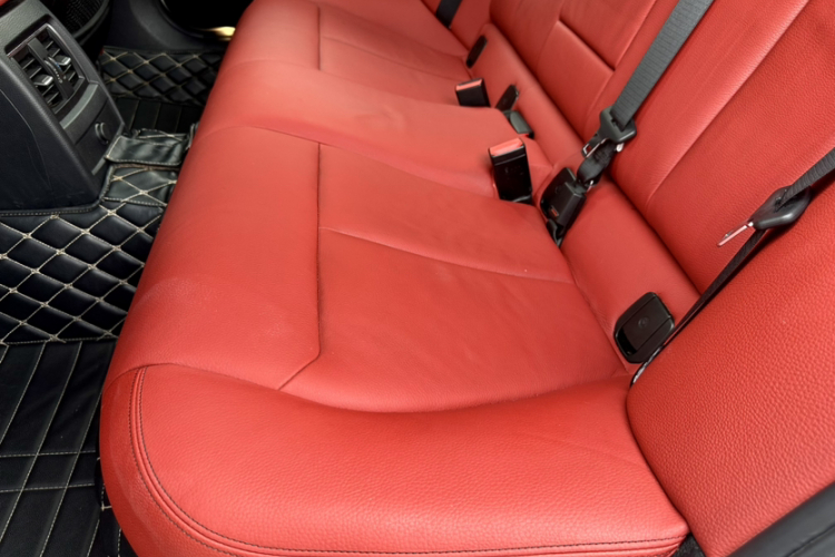 宝马3系 2019款 320i M运动曜夜版局部细节9009