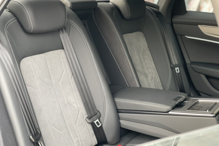 奥迪A6L 2024款 40 TFSI 豪华动感型中控内饰7008