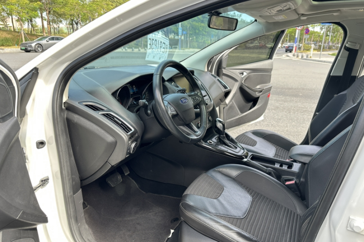 福特 福克斯 2015款 两厢 EcoBoost 180 自动精英型局部细节19