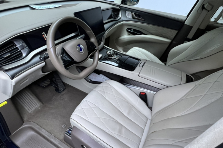 腾势D9 2022款 DM-i 970 四驱旗舰型中控内饰7001