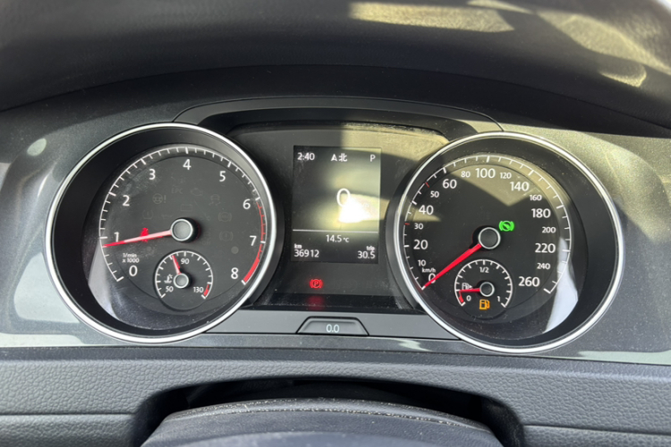 大众 高尔夫 2020款 200TSI DSG舒适进取版中控内饰7004