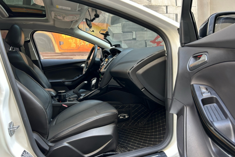 福特 福克斯 2012款 两厢 2.0L 自动豪华运动型中控内饰7010