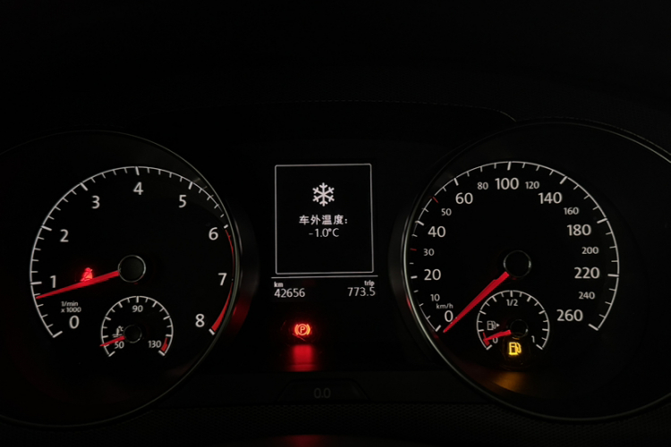 大众 高尔夫·嘉旅 2016款 230TSI 手动进取型中控内饰15