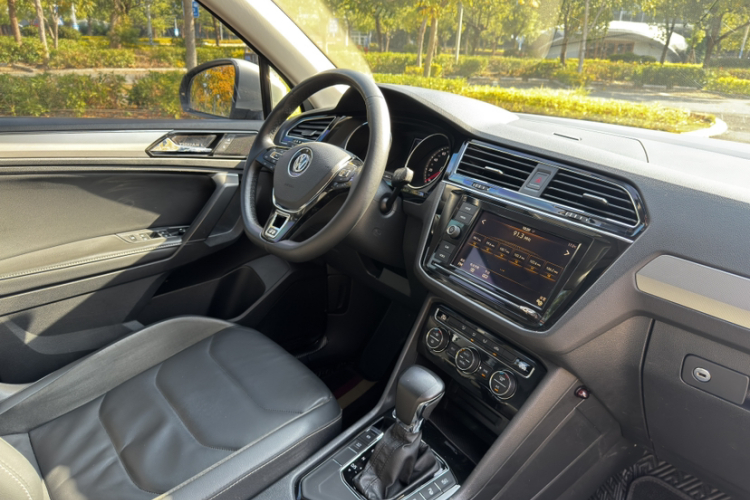大众 途观L 2019款 330TSI 自动两驱全景舒适版 国VI中控内饰7007
