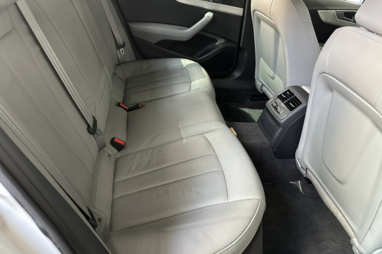 奥迪A4L 2018款 30周年年型 45 TFSI quattro 个性运动版中控内饰7012