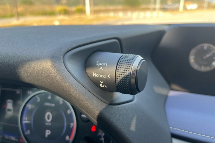 雷克萨斯UX 2020款 200 特别版中控内饰7009