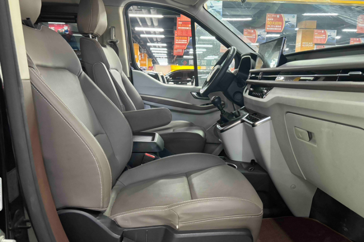 福田 2024款 图雅诺大V PRO 高级小客  2.0T手动长轴中顶 后单胎7/9座中控内饰7003