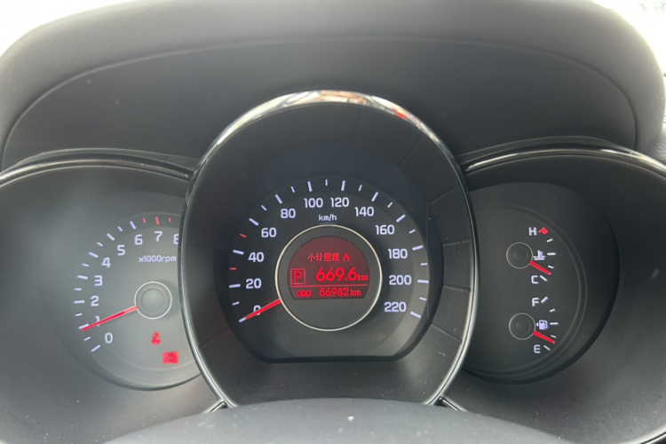 起亚K2 2012款 三厢 1.4L AT Premium ECO纪念版中控内饰15