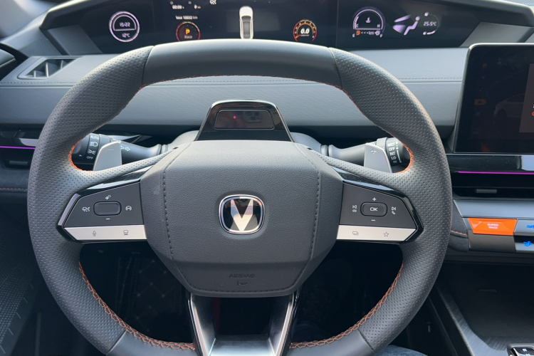 长安UNI-V 2022款 1.5T 运动版局部细节13