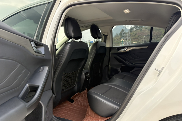 福特 福克斯 2019款 三厢 EcoBoost 180 自动锋潮型中控内饰7003